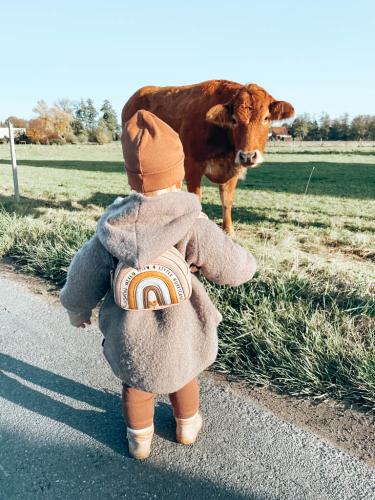 little who Kinderrucksack Frida Regenbogen klein am Kind bei your little kingdom