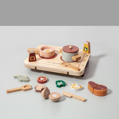Kinderküche Holz Petit Monkey für Kinder ab 3 16 teilig in soften Farben für Kinder ab 3 bei your little kingdom Set seitlich