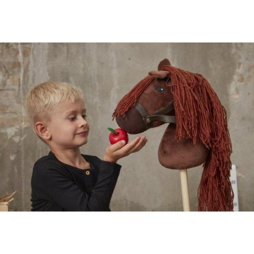 Steckenpferd braun , byAstrup, hobby horse für Kinder ab 3 Jahren bei your little kingdom mit Kind